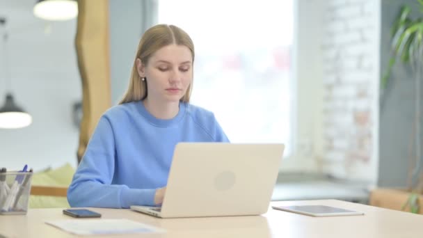 在笔记本电脑工作的年轻妇女竖起大拇指 — 图库视频影像