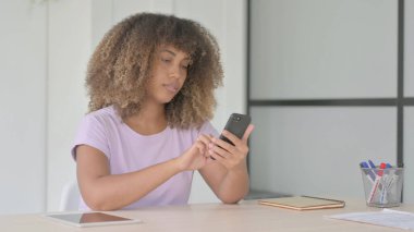 Ofiste Akıllı Telefon Kullanan Afrikalı Amerikalı Kadın