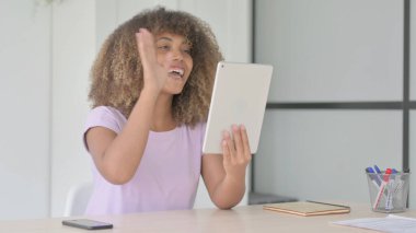 Ofisteki Afrikalı Amerikalı Kadın 'ın Tabletteki Çevrimiçi Video Sohbeti