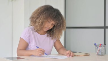 Ofiste Belgeleri Okuyan Afrikalı Amerikalı Kadın