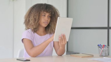 Ofiste otururken Tablet kullanan Afrikalı Amerikalı Kadın