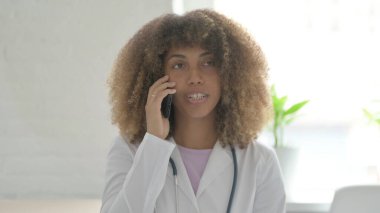 Hasta ile Telefonda Konuşan Afrikalı Kadın Doktor