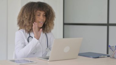 Kadın Afrikalı Doktor Klinikteki Laptop 'ta Video Konuşuyor