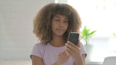 Smartphone 'da İnternet Tarayan Afrikalı Amerikalı Kadın