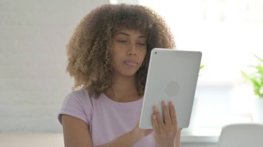 Dijital Tablet kullanan Afrikalı Amerikalı Kadın