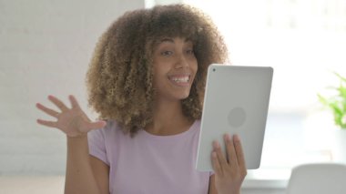 Ofisteki Afrikalı Amerikalı Kadın 'ın Tabletteki Görüntü Çağrısı