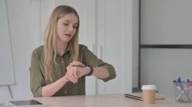 Sarışın Genç Kadın Ofiste Akıllı Saat Kullanıyor