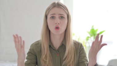 Kızgın Sarışın Kadın Kamerada Konuşuyor, Savaşıyor