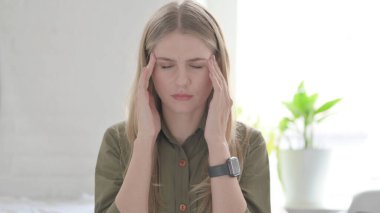 Duygusal Stresli Sarışın Genç Kadın 'ın Baş Ağrısı