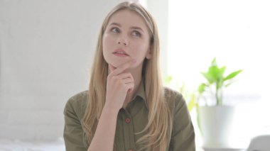 Dalgın Sarışın Kadın Yeni Bir Plan Düşünüyor