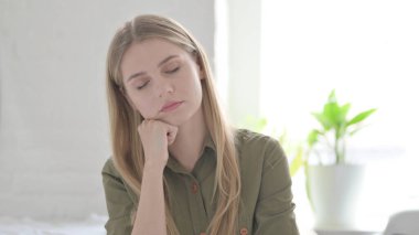 Yorgun Sarışın Kadın Uyuyor, Dinleniyor