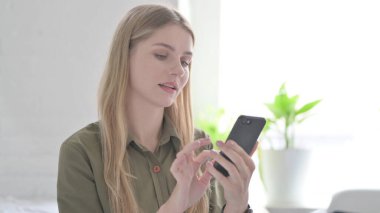 Sarışın Genç Kadın Smartphone 'da İnternet Taraması