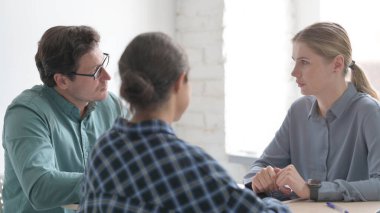 Toplantıda Çalışan Gençlerin Yakın Çekimi