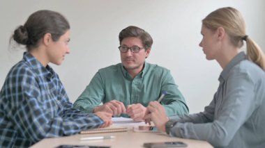 Toplantı ve Müzakerelerde Çok Irklı İnsanlar Konuşuyor