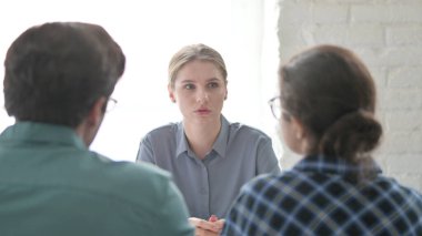 Ofisteki Müşterilerle Konuşan Genç Kadın