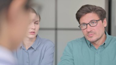 Hintli Doktor Klinikteki Genç çifte Danışmanlık