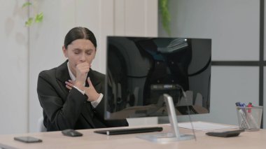 Masaüstü Bilgisayarı kullanırken Öksüren Genç İş Kadınları