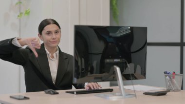 Masaüstü Bilgisayarı Kullanılırken Genç İşkadınına Başparmak İndirme