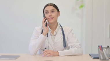 Genç Bayan Doktor Klinikte Telefonda Konuşuyor