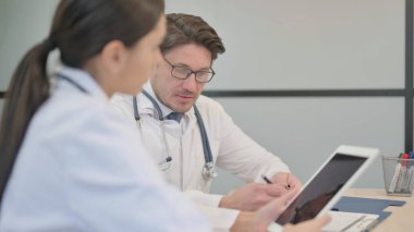 Doktor 'un Kadın Doktor' la Konuşması 'nı kapatın.