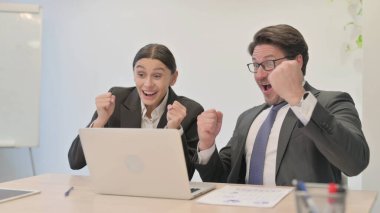 Çevrimiçi Başarıyı Kutlayan Çok Irklı Genç İş Adamları