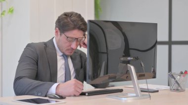 Yorgun Genç İş Adamı İşte Uyuyor