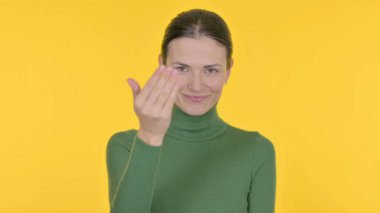 Kamerayı Gösteren Genç Kadın, Sarı Arkaplana Davet Ediyor