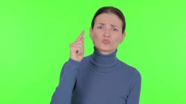 Kızgın Genç Kadın Yeşil Arkaplanda Tartışıyor