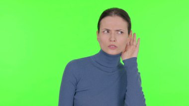 Yeşil Geçmiş Hakkında Gizli Bilgiler Dinleyen Genç Kadın