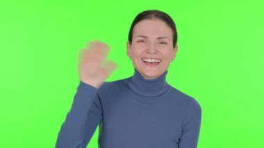 Çevrimiçi Görüntü Arkasında Genç Kadın Konuşuyor