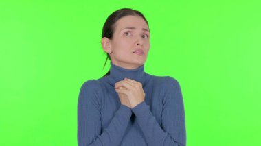 Yeşil Arkaplanda Korkan ve Korkan Genç Kadın