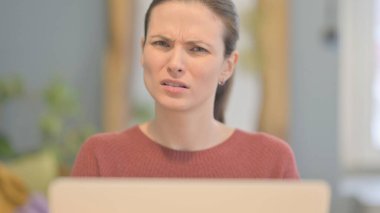 Dizüstü bilgisayarda çalışırken Genç Kadın Reddedildi 'nin Kapanışı