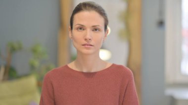 Kameraya Bakan Ciddi Genç Kadın Portresi