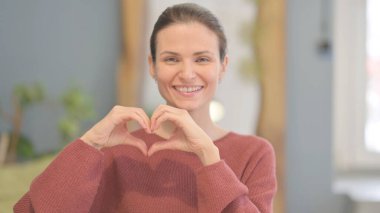 Elleri Yürekli Mutlu Genç Kadın Portresi