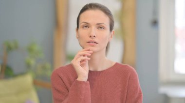 Yeni Bir Plan Düşünen Düşünen Genç Kadın Portresi