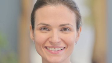 Gülümseyen genç kadın yüz yakın