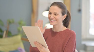 Tablette Video Sohbeti Yapan Genç Kadın