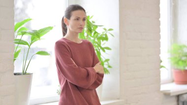 Ciddi Genç Kadın Pencerenin Yanındayken Kameraya Bakıyor