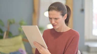 Dijital Tablet Kaybına Tepki Veren Genç Kadın