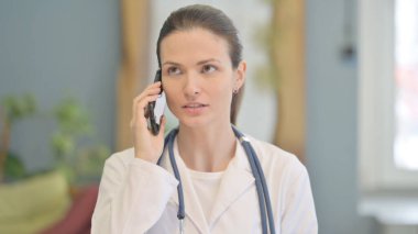 Genç Bayan Doktor Hastayla Telefonda Konuşuyor