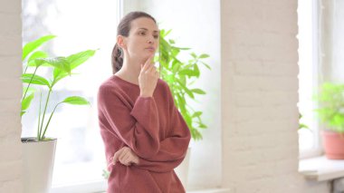 Pencere kenarında Düşünen Düşünen Genç Kadın