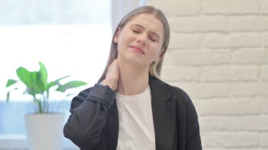 Boyun Masajı Yapan İşkadını