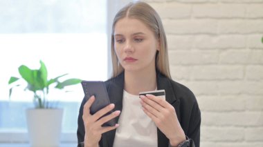 İş kadını Smartphone 'da Çevrimiçi Ödeme Yapamadı