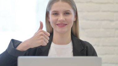 İş Kadınının İşyerinde Başparmak Yaparken Kapanışı