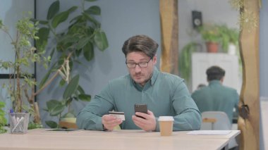 Orta Çağ İşadamı Smartphone 'da Çevrimiçi Ödemede Başarılı Oldu