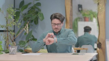 Orta Çağ İşadamı Smartphone 'da İnternet Taraması Yapıyor