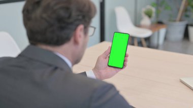 Yeşil Ekran ile Akıllı Telefon kullanan İşadamının Kapanışı