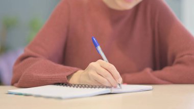 Ofisteki Kağıda Yazan Kadın Elleri Kapat