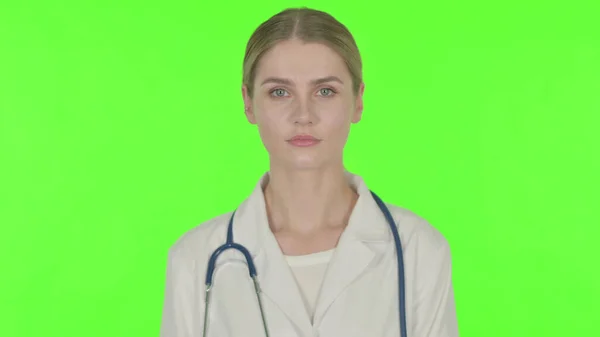 Serious Young Female Doctor Green Background — Stockfoto