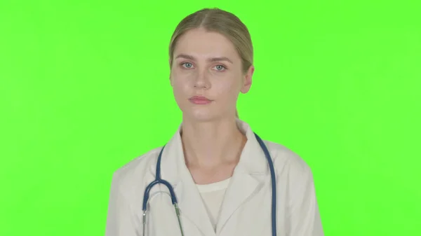 Young Female Doctor Denial Green Background — Stockfoto